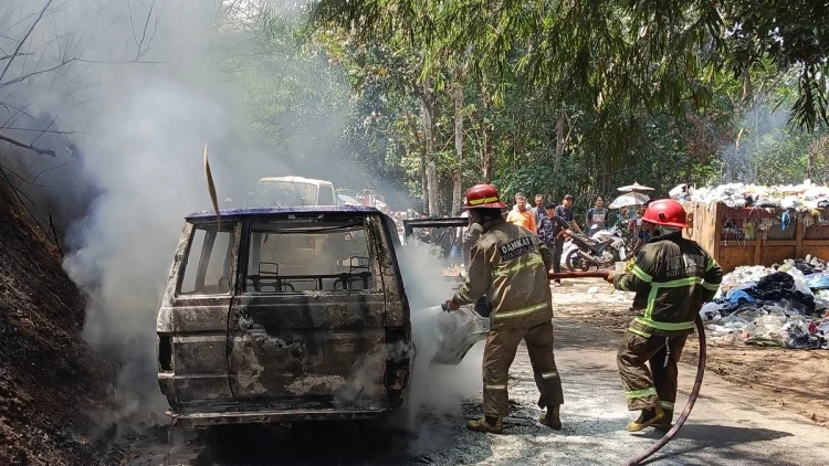 Mobil Kijang Hangus Terbakar di Kota Tasikmalaya, Api Berawal dari Kap Mesin