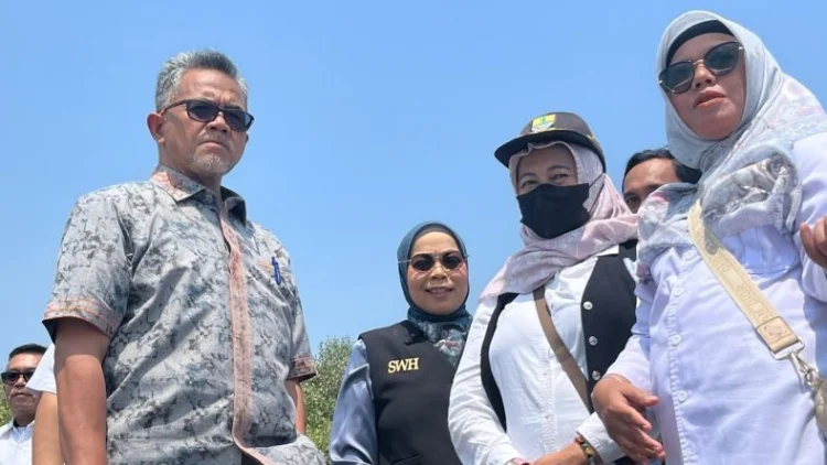 Sampah Pantai Kesenden Cirebon Menumpuk Lagi, DPRD Jabar Dorong Penanganan dari Hulu