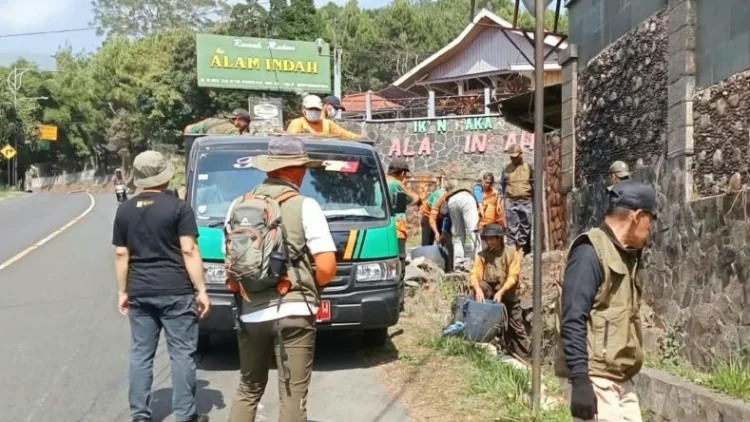 Jalur Puncak-Cianjur Dibersihkan, 1,5 Ton Sampah Diangkut Petugas Gabungan