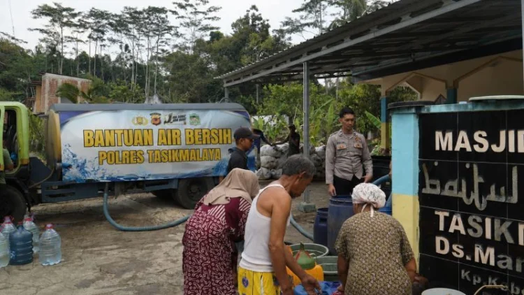 Polres Tasikmalaya Salurkan 5.000 Liter Air Bersih untuk Warga Terdampak Kekeringan