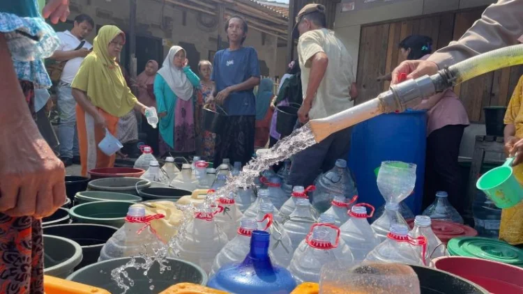 Kemarau, Polres Cirebon Kota Salurkan 10.000 Liter Air Bersih Setiap Pekan