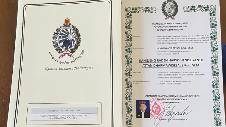 Keraton Surakarta Anugerahi Gelar KRH untuk Aktivis Muda NU Hendriyanto Attan