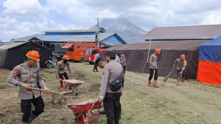 Brimob Bersihkan Posko Pengungsian Warga Terdampak Erupsi Gunung Sinabung