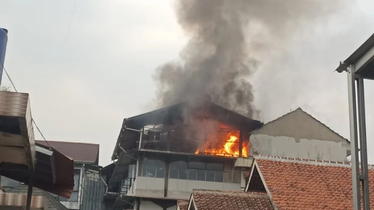 Kebakaran Pesantren Al Falakiyah Bogor, 31 Santri Dilarikan ke Rumah Sakit