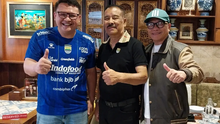 Umuh Muchtar Dapat Pin Emas 12 Gram dari Bobotoh, Berlogo Persib