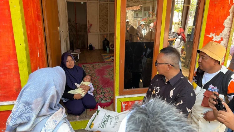 Pemprov Jabar Salurkan 1,5 Ton Beras dan 300 DOC untuk Warga Purwakarta