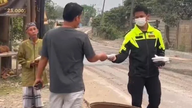 Polres Bogor Semprot Jalan Raya untuk Bersihkan Abu Vulkanik Gunung Krakatau