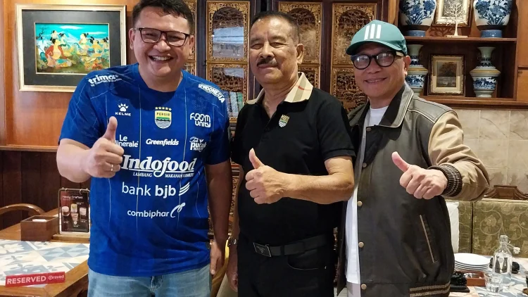 Pin Emas dari Bobotoh untuk Umuh