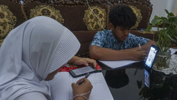 Langit Kelabu tak Padamkan Semangat Belajar