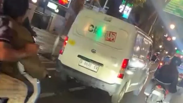 Pengemudi Blind Van Panik Usai Diteriaki Tabrak Lari, Kecelakaan Beruntun di Bandung