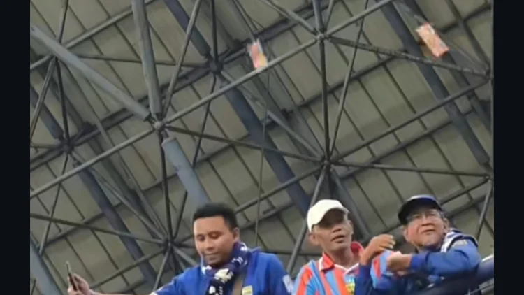 Viral 'Hujan Uang' di Stadion Usai Persib Taklukkan PSM, Bikin Bule Kaget