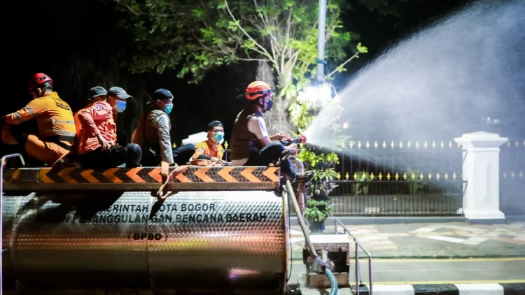 Abu Vulkanik Gunung Anak Krakatau, Jalan Kota Bogor Disemprot Water Mist
