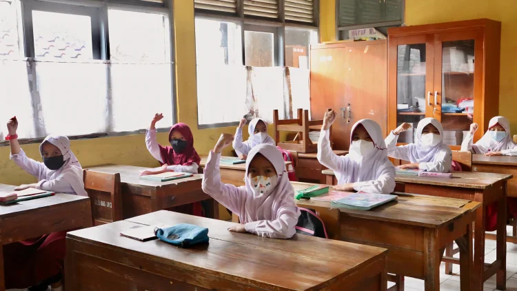 Abu Vulkanik Erupsi Anak Krakatau Capai Bandung, Disdik Wajibkan Siswa Pakai Masker