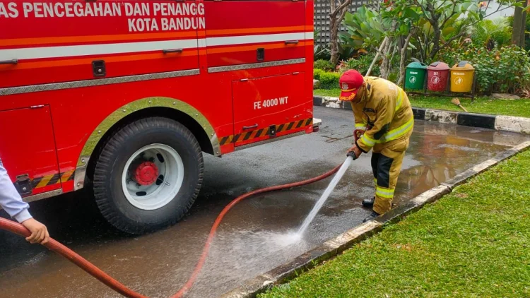 Abu Vulkanik Anak Krakatau Capai Bandung, Diskarmatan Semprot 7 Jalan Protokol