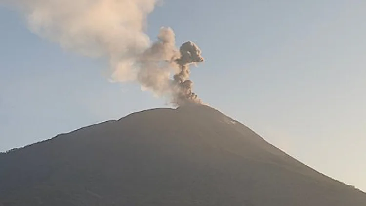 Gunung Ile Lewotolok di NTT Telah Erupsi Sebanyak 1.873 kali Selama Lima Hari