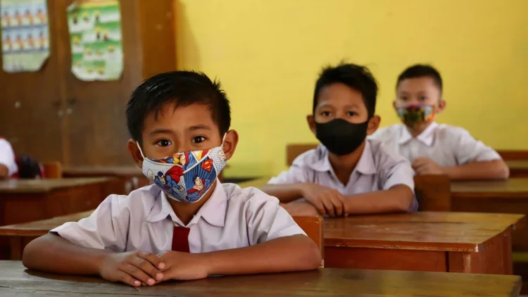 Abu Vulkanik Anak Krakatau Capai Bandung, Masker Wajib dan Penerbangan Masih Ditahan