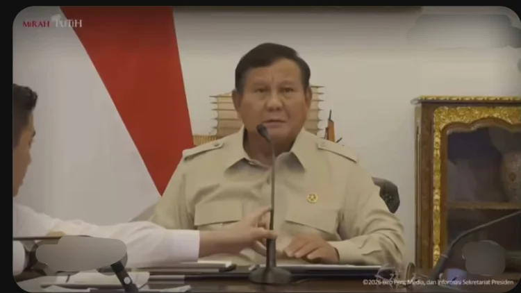 Viral Momen Seskab Teddy Geser Mik Presiden Prabowo, Netizen Soroti Etika Protokoler