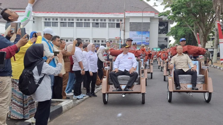 220 Pengemudi Becak Lansia di Kota Tasikmalaya Terima Becak Listrik