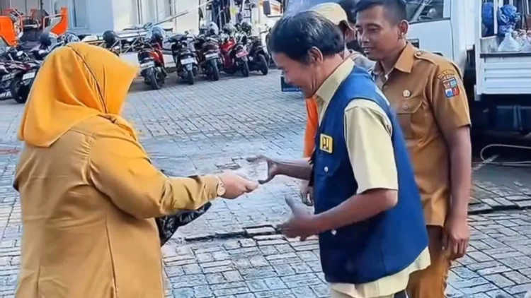 Pemkot Bogor Perkuat Penanganan Abu Vulkanik, 190.150 Masker Dibagikan
