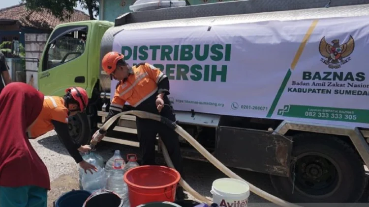 Baznas Sumedang Distribusikan Bantuan 12 Ribu Liter Air Bersih di Darmaraja
