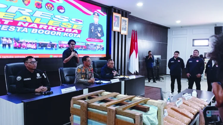 Peti Kayu yang Membawa Ganja