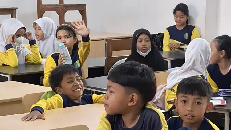 Dua Sekolah Satu Arah