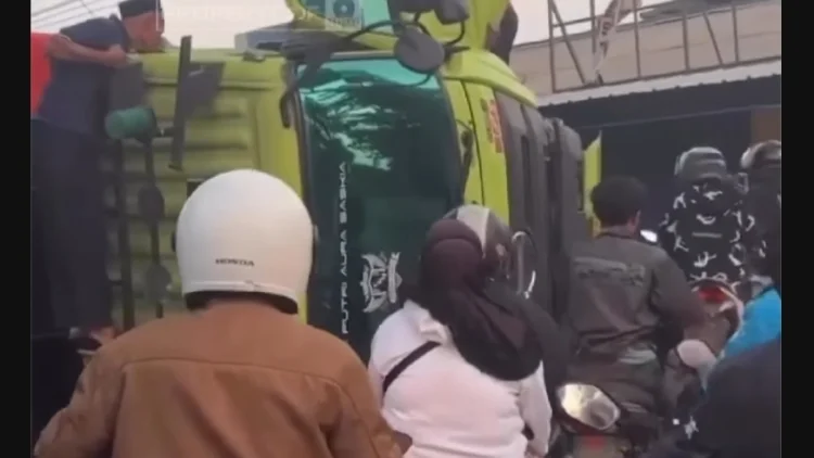 Truk Batu Bara Terguling di Jalan Laswi Ciparay-Majalaya, Lalu Lintas Macet Parah