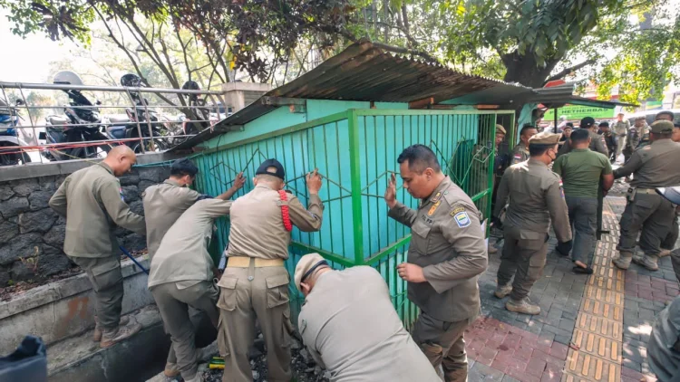 Farhan Tegaskan PKL Bandung Boleh Berjualan, Asal Tak Ganggu Trotoar dan Jalan