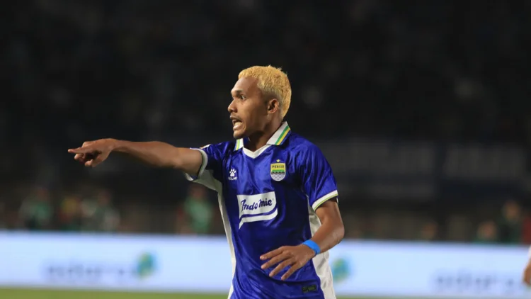Beban Berat Berkostum Biru-biru