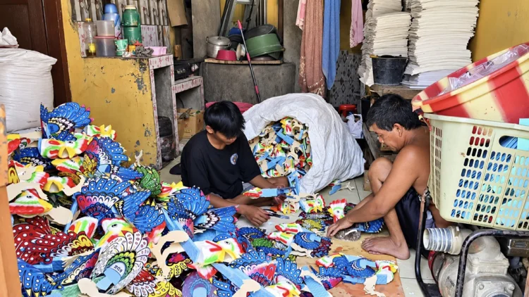 Perajin Jamblang Bertahan dalam Gempuran