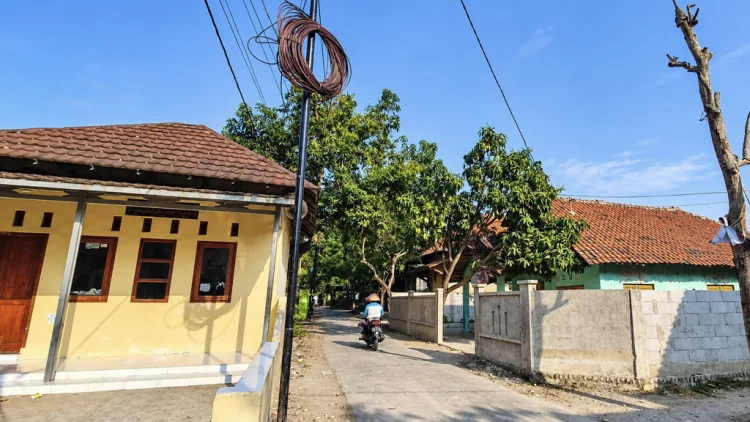 Polemik Pemasangan Tiang WIFI di Rawaurip: Tiang Terpasang, Warga Berang