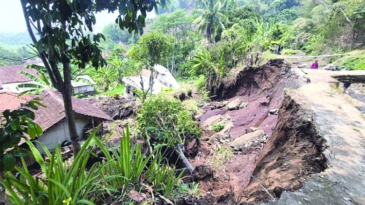 Tanggul Jebol Rumah Ambrol