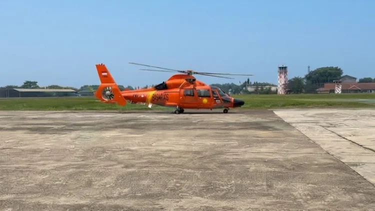 Basarnas Kerahkan Helikopter HR-3604 Cari 8 Orang Hilang di Selat Sunda