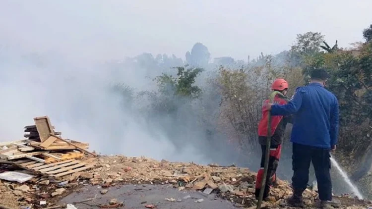 Bakar Sampah Sembarangan Picu Kebakaran Lahan 6.000 m² di Cibeber Cimahi