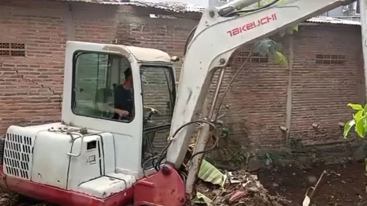 Kali Ditata Trotoar Dijaga