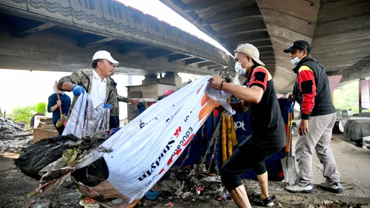 Pemprov Jabar Angkut 150 Ton Sampah dari Pasar Cihaurgeulis Bandung