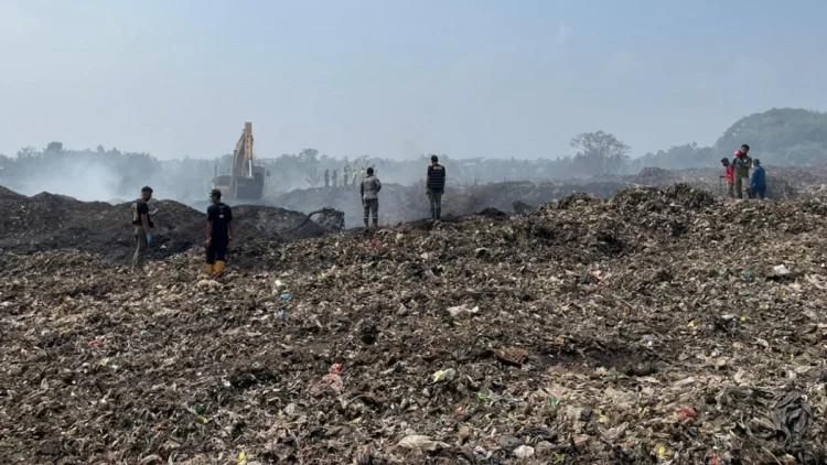Petugas Gabungan Berhasil Padamkan 8 Hektare Lahan TPAS Galuga yang Terbakar