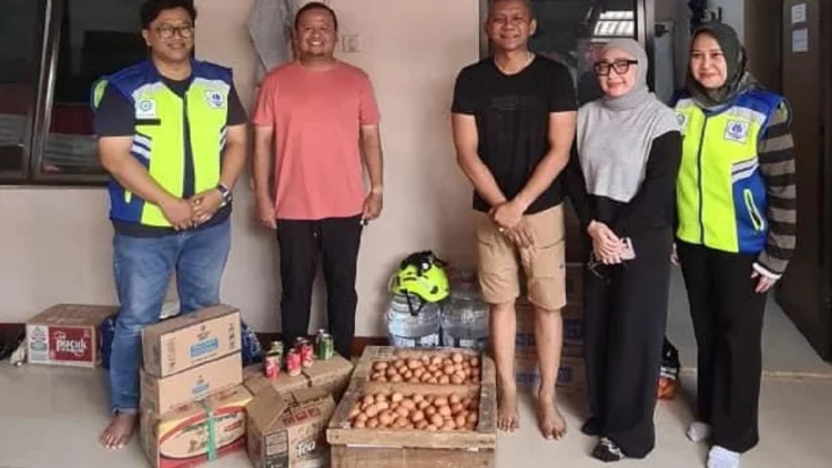Tirta Pakuan Salurkan Bantuan Air dan Logistik untuk Penanganan Kebakaran TPAS Galuga