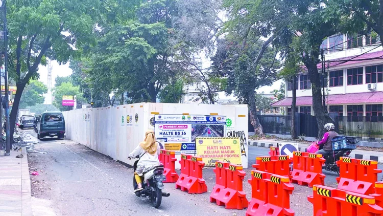 BRT dan Keselamatan Warga:Halte Tengah Jalan Jadi Sorotan