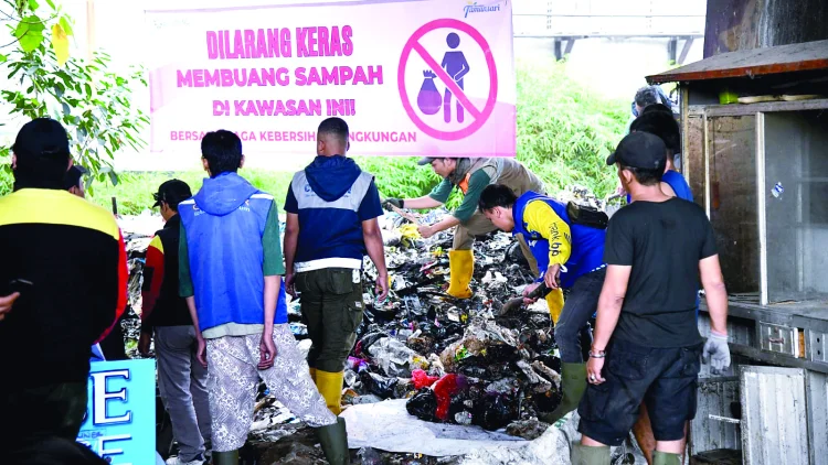 Pemprov Kerahkan Armada: Warga Resah Gunungan Sampah
