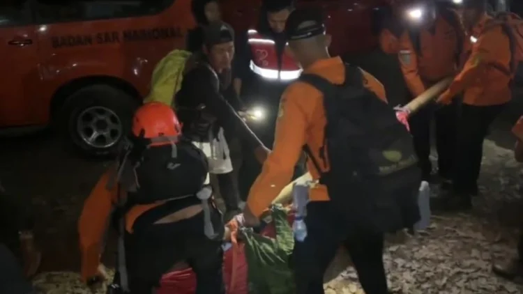 Pendaki Asal China Terpeleset di Gunung Rinjani Berhasil Dievakuasi Selamat