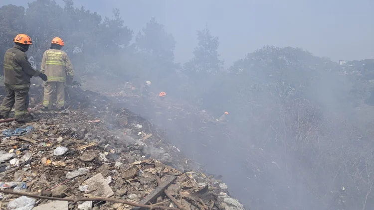 Lahan Eks TPS Punclut Bandung Terbakar, Petugas Berjibaku Tembus Medan Curam