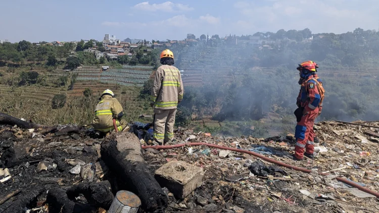 Lahan Sampah Ilegal di Punclut Terbakar Belasan Jam, 19 Warga Terkena Dampak ISPA