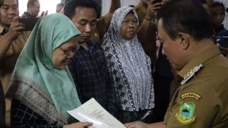 1.653 Sertifikat PTSL Diserahkan ke Warga Cirendang Kuningan