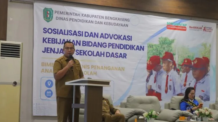 Ribuan Langkah Kecil Menanti Jalan Sekolah