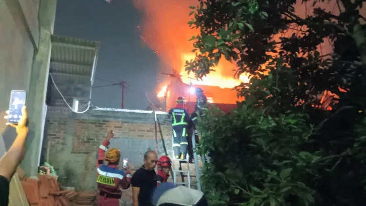 Korsleting Listrik Picu Kebakaran Rumah di Cimahi, Kerugian Capai Ratusan Juta
