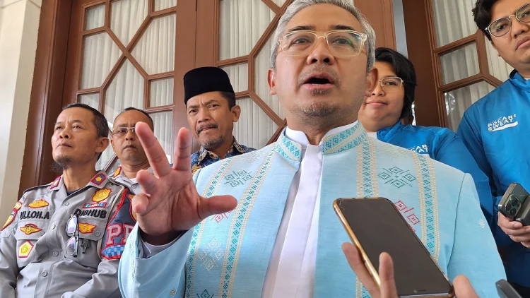 Soal Toilet PKL di Atas Selokan, Farhan: Harus Ditertibkan