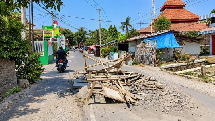 Lima Bulan Jalan Ambles Depan Puskesmas Watubelah Tak Tertangani, Bupati Baru Tahu