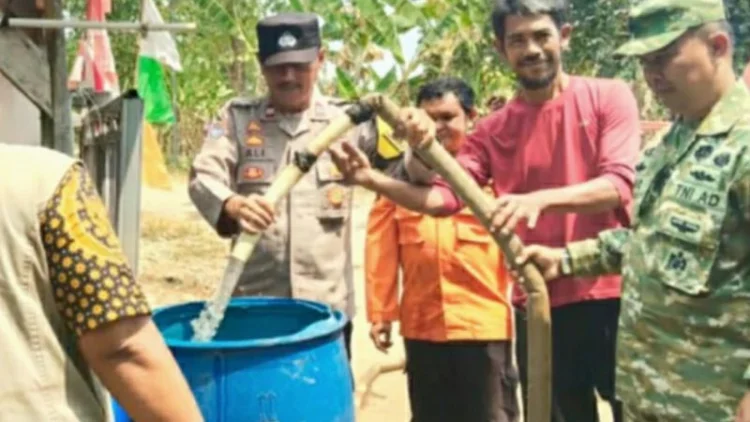 Polresta Karawang Bersama TNI dan BPBD Salurkan 2.000 Liter Air Bersih