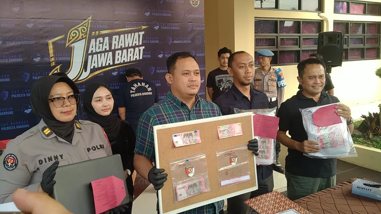 Polresta Bandung Bongkar Produksi Uang Palsu Rp1 Miliar di Ciparay